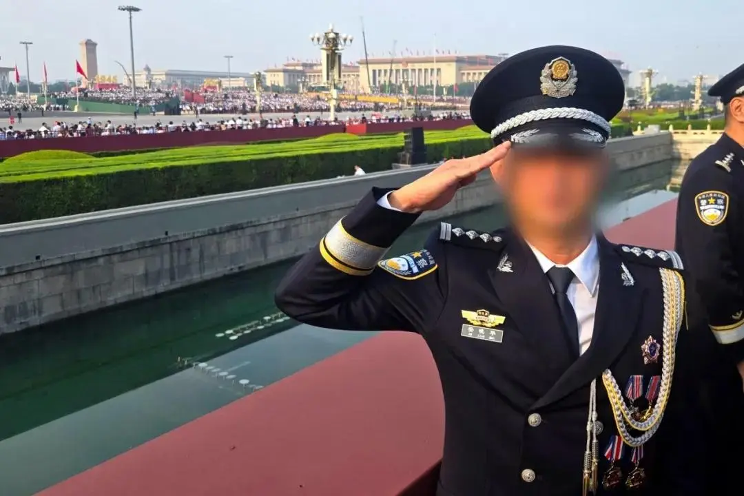 校阅现场，他留住一张不成露脸的像片